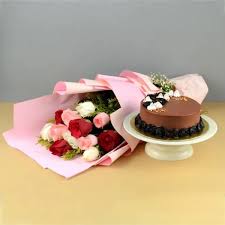 Combination Of Sweet Roses with Chocolate Cake