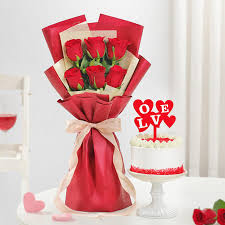 Red Roses Bunch With Red Velvet Cake
